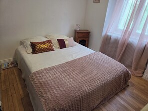 1 室のベッドルーム、旅行用ベビーベッド、WiFi (無料)、ベッドシーツ