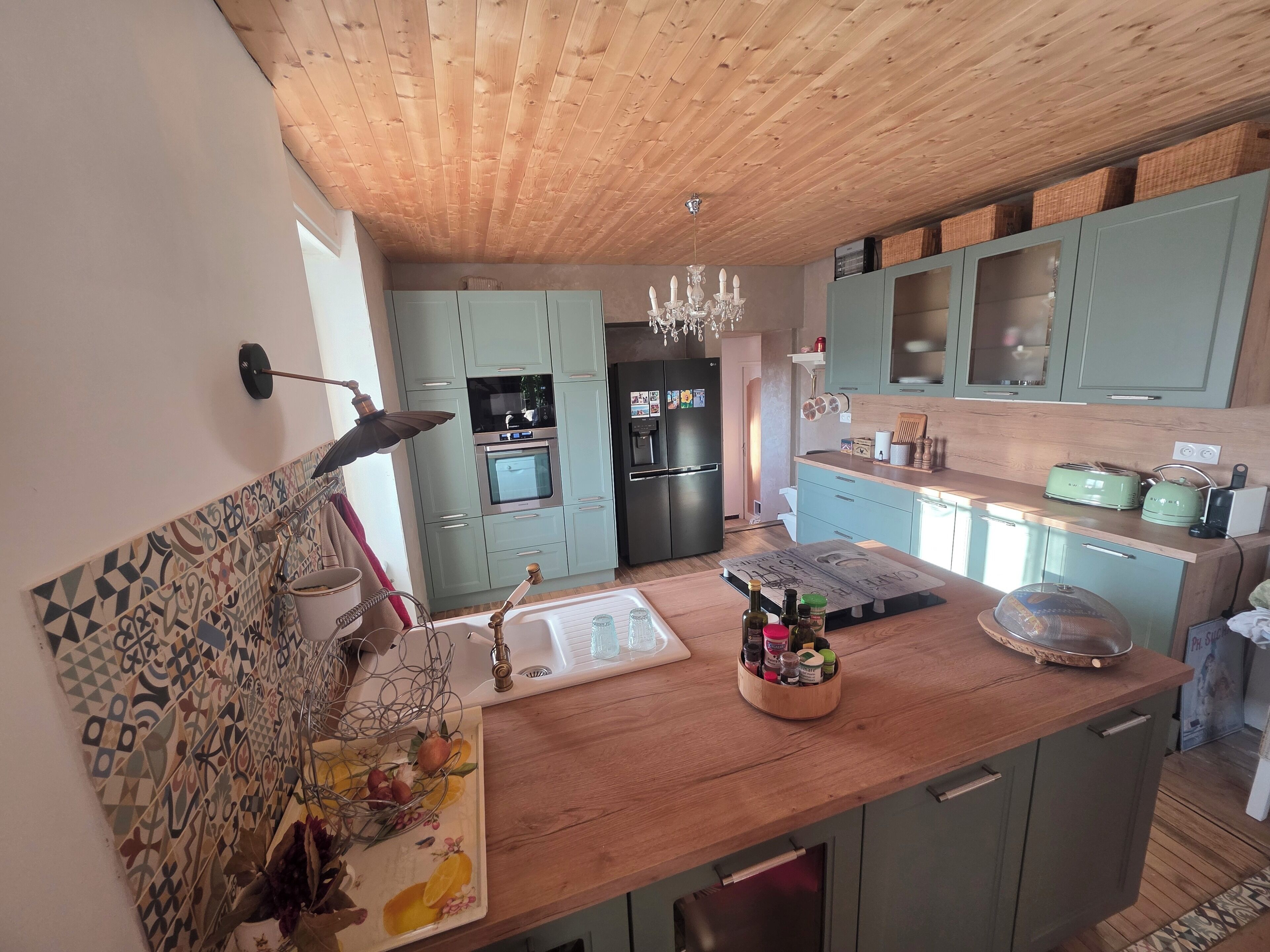 Frigorífico, microondas, horno y placa de cocina