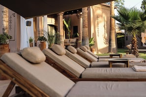 2 outdoor pools