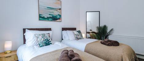 Iron/ironing board, Internet, bed sheets