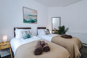 2 bedrooms, iron/ironing board, internet, bed sheets