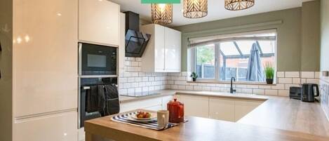 Køleskab, mikrobølgeovn, kogeplade, opvaskemaskine