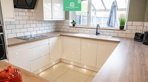 Kühlschrank, Mikrowelle, Herdplatte, Geschirrspüler