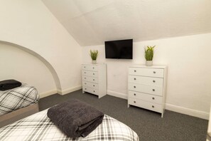 3 bedrooms, iron/ironing board, WiFi, bed sheets