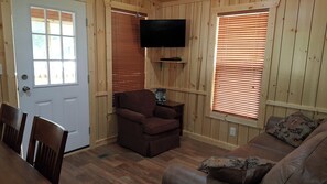 Fernseher, DVD-Player, Bücher