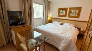 Een kluis op de kamer, een strijkplank/strijkijzer, gratis wifi