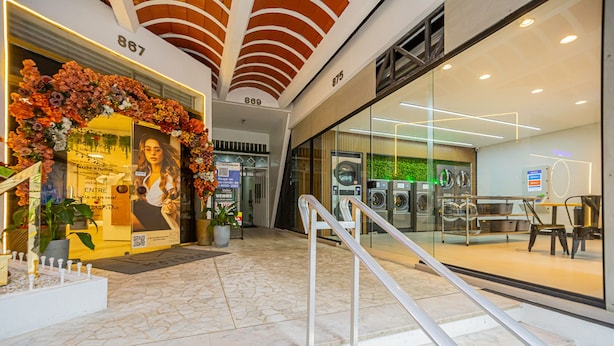 A modern interior with a staircase, a floral entrance, and a visible number 867. - Apartamento Aconchegante a 850m da Av Paulista (São Paulo)