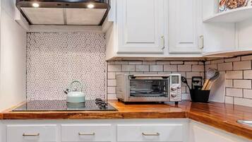 Microondas, horno, parrilla de estufa y lavavajillas