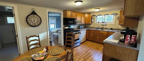 Four Ă micro-ondes, surface de cuisson, lave-vaisselle