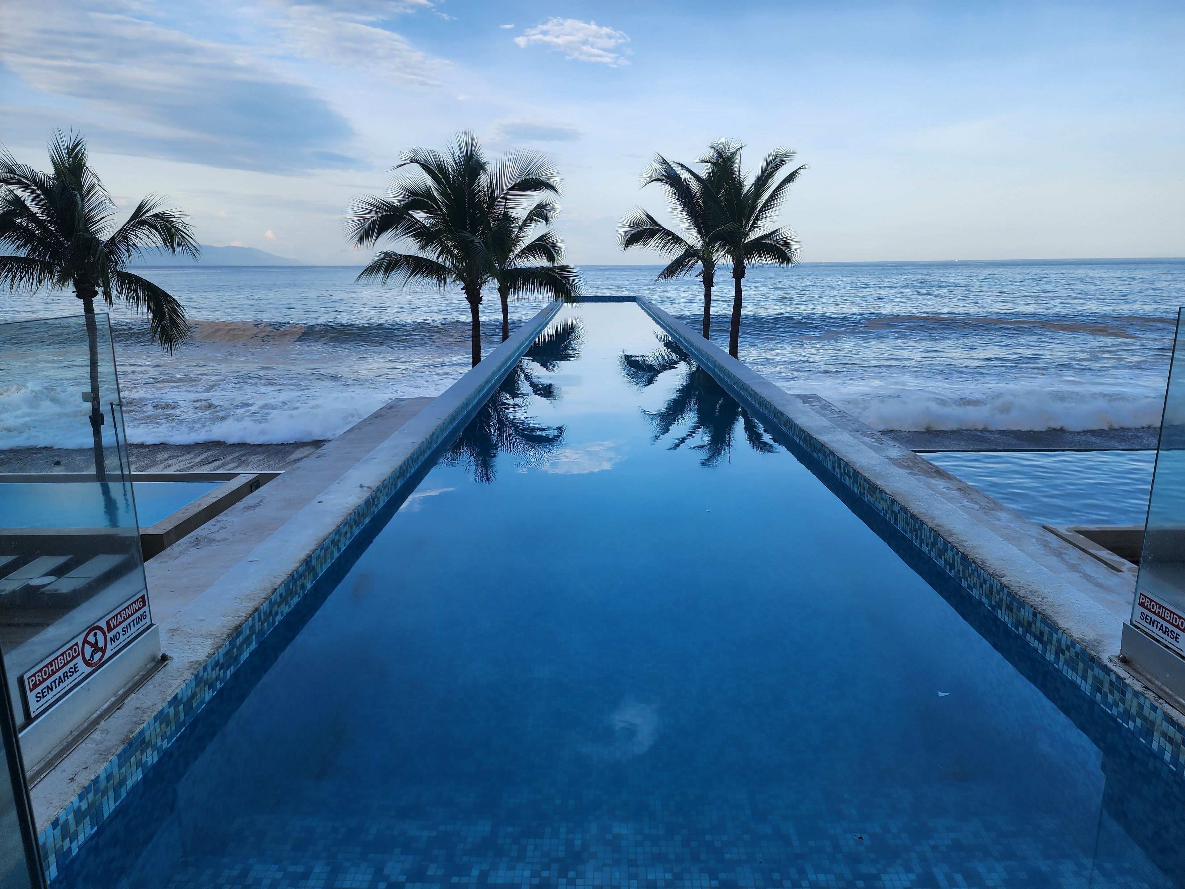 Una piscina al aire libre, una piscina climatizada