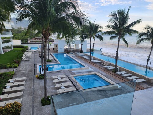 Amazing Sunsets Are Just The Beginning 3b/4ba Luxury 24th Floor Oceanfront Condo