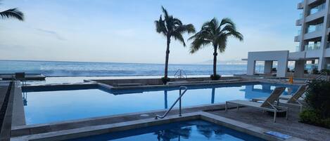 حمّام سباحة خارجي، حمّام سباحة مُدفَّأ