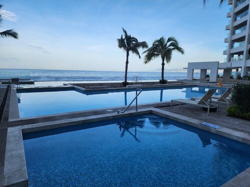 Amazing Sunsets Are Just The Beginning 3b/4ba Luxury 24th Floor Oceanfront Condo