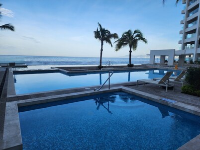 Amazing Sunsets Are Just The Beginning 3b/4ba Luxury 24th Floor Oceanfront Condo