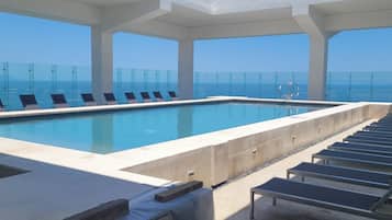 Una piscina al aire libre, una piscina climatizada