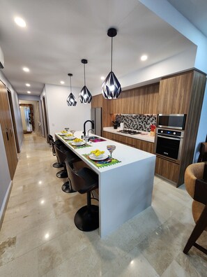 Geladeira, micro-ondas, fogão, cooktop