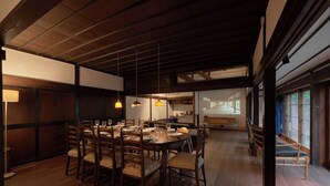 Comedor con una mesa de madera dispuesta para seis personas, rodeada de sillas.