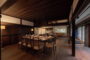 Comedor con una mesa de madera dispuesta para seis personas, rodeada de sillas.