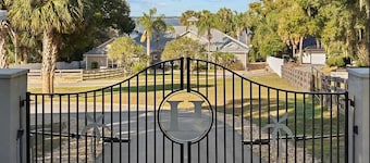 Hilltop Hideaway- Pet Friendly Lake Weir Retreat W/Sandy Beach & Pool