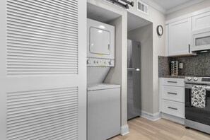 Kylskåp, mikrovågsugn, ugn och spishäll