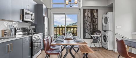 冷蔵庫、電子レンジ、オーブン、コンロ