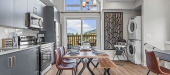 K201- Canmore Townhouse- A/C, Great View, Free parking, Pool, Hot tub, Central