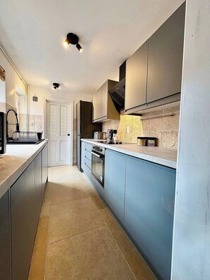 冰箱、微波炉、烤箱、炉灶