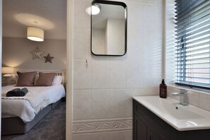4 bedrooms, iron/ironing board, free WiFi, bed sheets