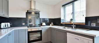 15 Mins Walk to City • Parking for 3 cars • Walk to the Pub 6 mins • Garden • Spacious Home • King Bedroom• Smart TV