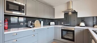 15 Mins Walk to City • Parking for 3 cars • Walk to the Pub 6 mins • Garden • Spacious Home • King Bedroom• Smart TV