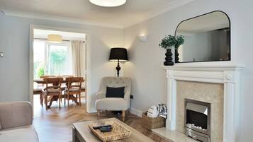 Smart TV, fireplace