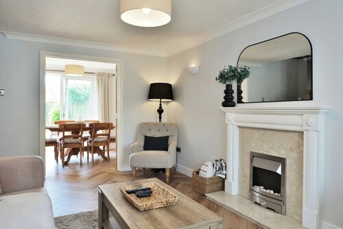15 Mins Walk to City • Parking for 3 cars • Walk to the Pub 6 mins • Garden • Spacious Home • King Bedroom• Smart TV