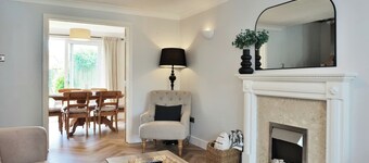 15 Mins Walk to City • Parking for 3 cars • Walk to the Pub 6 mins • Garden • Spacious Home • King Bedroom• Smart TV