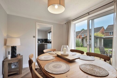 15 Mins Walk to City • Parking for 3 cars • Walk to the Pub 6 mins • Garden • Spacious Home • King Bedroom• Smart TV