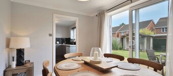 15 Mins Walk to City • Parking for 3 cars • Walk to the Pub 6 mins • Garden • Spacious Home • King Bedroom• Smart TV