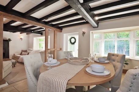 お食事. Beautiful Cottage just 8 minutes from Dewsall Court. Perfect for families, friends and wedding guests!