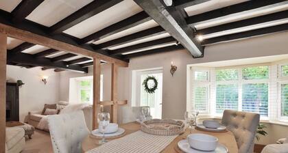 Beautiful Cottage just 8 minutes from Dewsall Court. Perfect for families, friends and wedding guests!