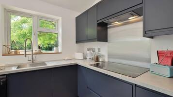 Kjøleskap, mikrobølgeovn, ovn og kokeplater