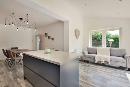 Interior. Big 3BR • Central • Pets Welcome