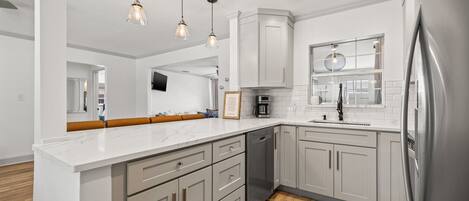 Micro-ondes, four, plaque de cuisson, lave-vaisselle