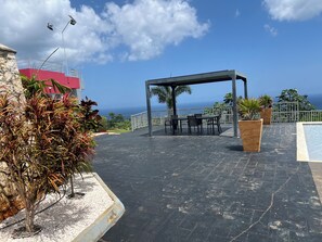 Outdoor dining - Charming 2-bedroom villa in a gated community 6 mins from Ocho Rios town. (Ocho Rios)