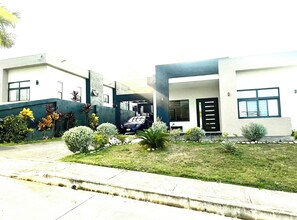 Exterior - Charming 2-bedroom villa in a gated community 6 mins from Ocho Rios town. (Ocho Rios)