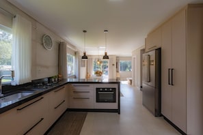 Rumah, Boleh Merokok | 4 kamar tidur