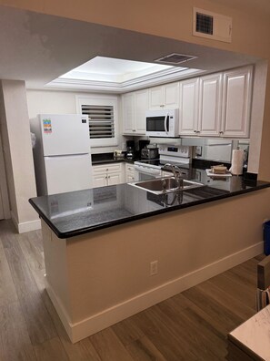 Kylskåp, mikrovågsugn, ugn och spishäll