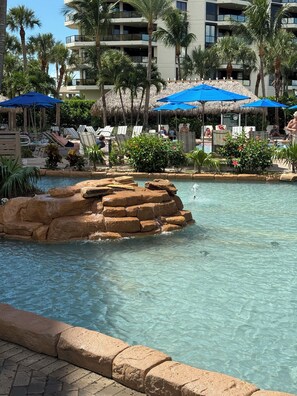 Utomhuspool och uppvärmd pool