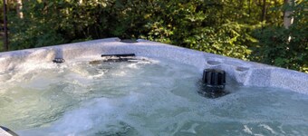 The Bush Pilot House • Cozy Retreat with Hot Tub