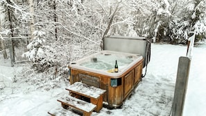 Outdoor spa tub - The Bush Pilot House • Cozy Retreat with Hot Tub (Fairbanks)