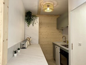 Micro-ondes, four, lave-vaisselle, cafetière/bouilloire