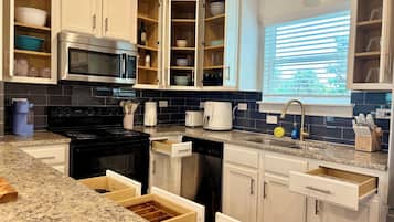 Microondas, horno, parrilla de estufa y lavavajillas