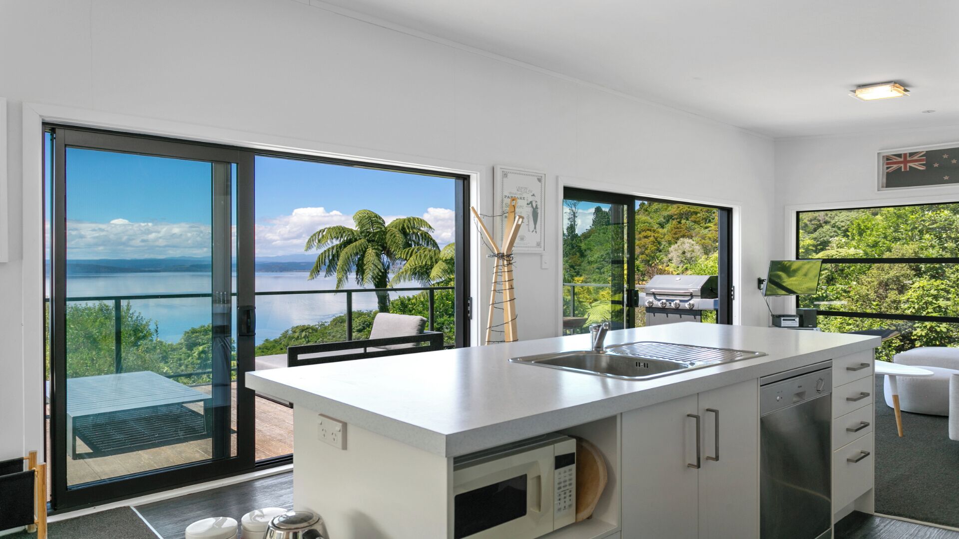 Refrigerador, microondas, lavavajillas y cafetera y tetera 